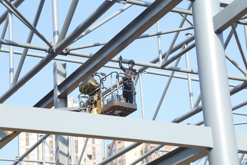 錯時施工避高溫 安全進度兩不誤——遂寧高新區(qū)西部鐵路物流園農(nóng)產(chǎn)品集散中心及配套設(shè)施項目建設(shè)紀(jì)實